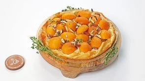 Пирог с абрикосами и сыром бри