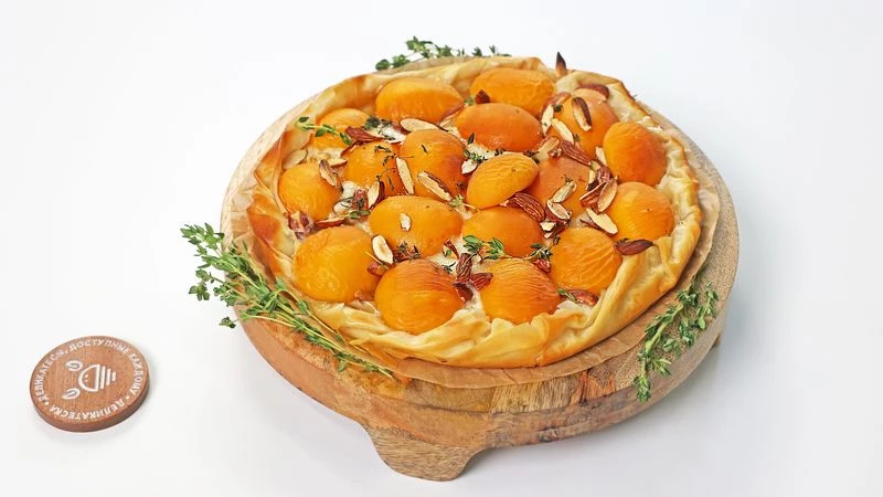 Пирог с абрикосами и сыром бри