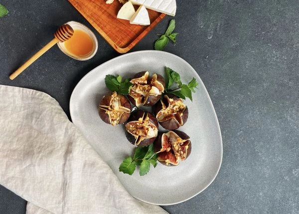 После того как закуска готова, достать ее из духовки и немного остудить. Приятного аппетита!