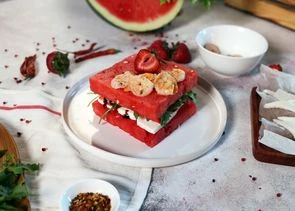 Сэндвич из арбуза с креветками