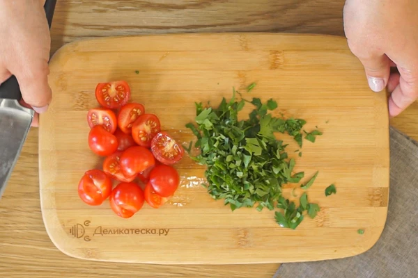 Помидоры черри разрезать пополам на 2 части, петрушку мелко порубить. 