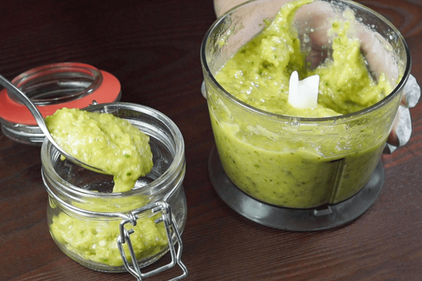 Пробить блендером и переложить в простерилизованную банку. Хранить в холодильнике.