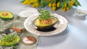 Авокадо с креветками и красной рыбой