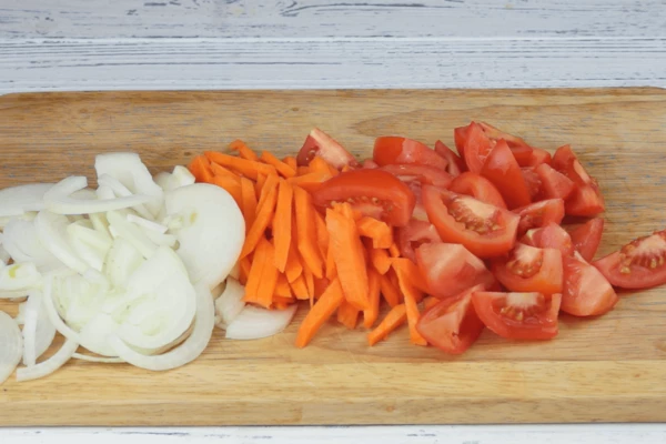 Лук и морковь нарезать соломкой, помидоры дольками. 