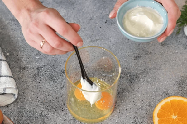 Яйца вымыть, разбить в отдельную емкость, добавить сметану, соль, перец.