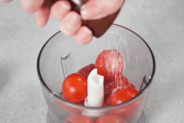 Клубничное пюре разморозить, соединить с томатами черри, измельчить в блендере. Добавить соль, соус табаско, перемешать. 