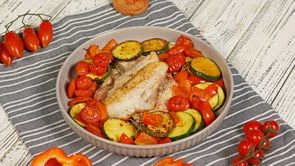 Морской окунь с овощами