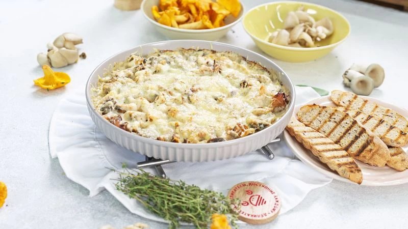 Жюльен с лисичками и морепродуктами