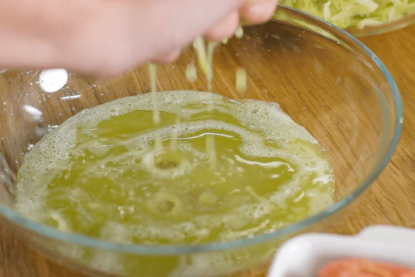 Руками отжать получившуюся массу. Слить выделившийся сок. 
