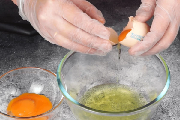 Белки отделить от желтков.