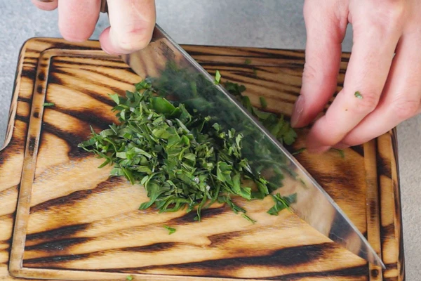 Петрушку вымыть, обсушить, мелко нарезать.