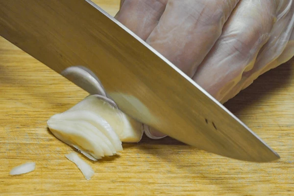 Мелко нарезать чеснок.