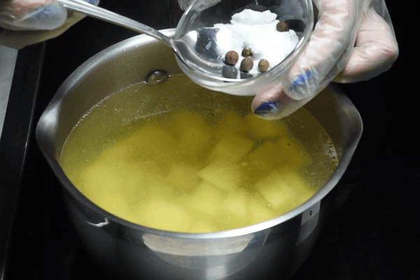 Посолить, поперчить по вкусу, варить еще 5-6 минут.