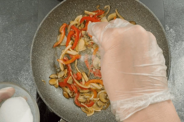  На хорошо разогретой с растительным маслом сковороде обжарить овощи, посолить, поперчить по вкусу. 