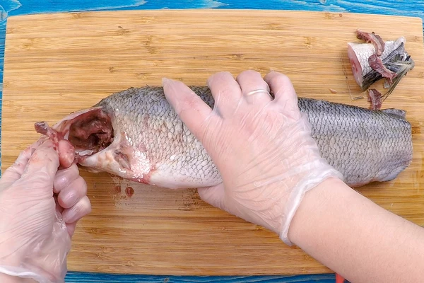 Убрать жабры из головы. Потом рыбу промыть, обсушить бумажным полотенцем.