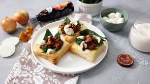 Слойки с лисичками и луком