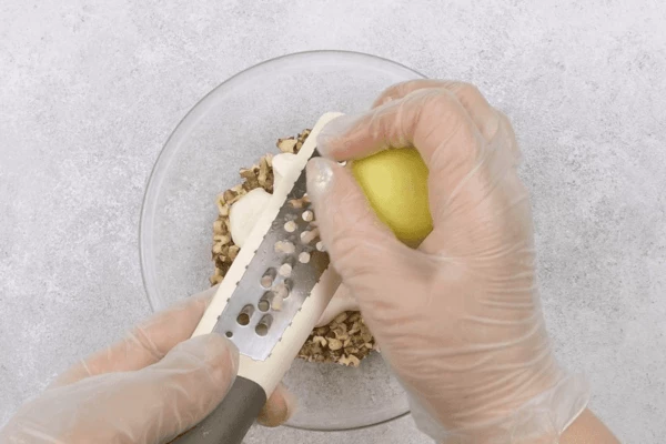 Натереть яблоко на крупной терке.