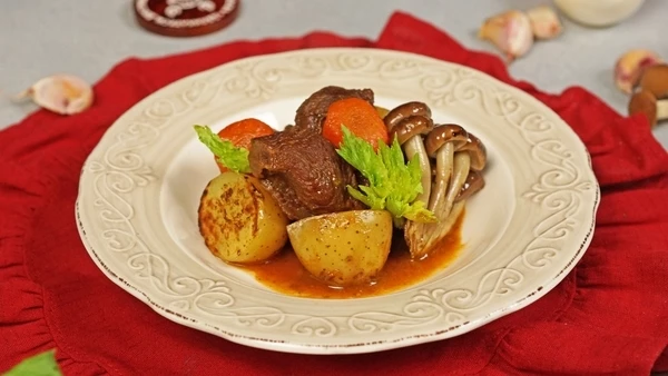 Готовые щеки подавать с грибами и картофелем. Полить соусом от щечек. Оформить зеленью сельдерея. Приятного аппетита! 
