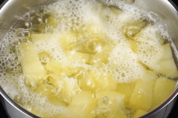 Картофель очистить, залить большим количеством воды, отварить до готовности. 