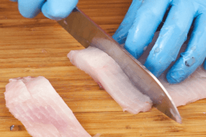 Разрезать чистое филе на порционные брусочки.