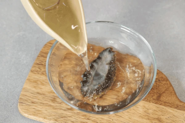 Затем обдать кипятком и хорошо почистить верхнюю часть ножом, снова промыть холодной водой.