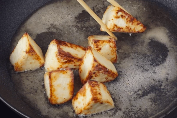  На сковороде хорошо разогреть растительное масло. Сыр быстро обжарить со всех сторон до румяной корочки.