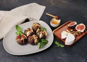 Закуска из инжира с камамбером