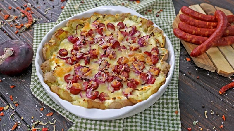 Картофельный пирог с колбасками