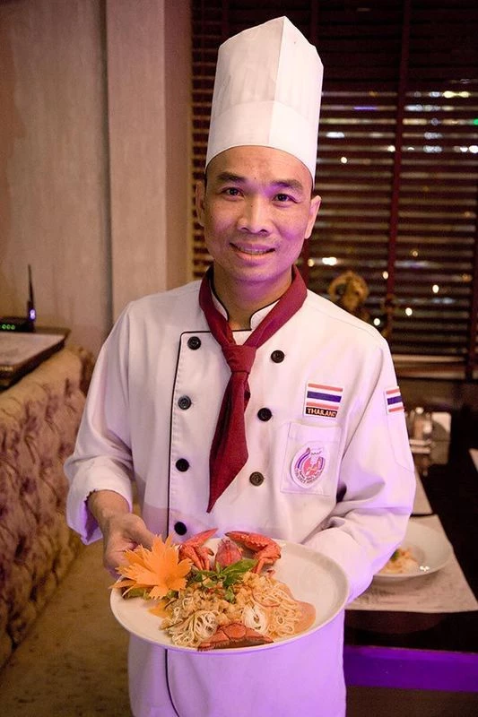 Украсить блюдо с помощью морковки и листика кинзы.