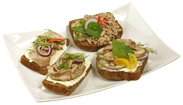 На масло уложить кусочки печени и украсить долькой лимона, свежей зеленью, тонкими колечками лука.