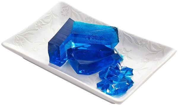 Как приготовить голубое желе для оформления:  в небольшой кастрюльке замочите желатин с водой на 10-15 минут.  Затем на среднем огне растворите желатин до прозрачности, влейте сироп блю курасао, прогрейте 5-7 минут, не доводите до кипения. Перелейте желе в форму и оставьте в холодильнике до полного застывания.