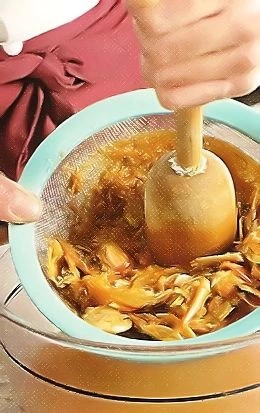 Лук и морковь крупно нарежьте. В кастрюле разогрейте масло и обжарьте овощи и креветки, 4 мин. Креветки выньте, очень мелко порубите, накройте и отставьте до подачи. Добавьте в кастрюлю креветочные панцири и головы, вино, томатную пасту и 2 стакана холодной воды. Варите под крышкой на минимальном огне 2 часа