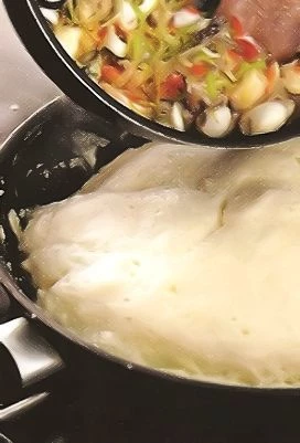 Добавьте к овощам морепродукты и готовьте на сильном огне, помешивая еще 2 мин. Снимите с огня, приправьте солью и перцем, перемешайте, держите теплым.