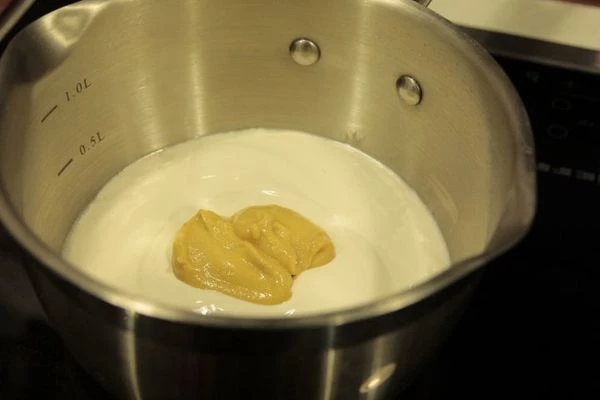 Смешать сливки, горчицу, сок лимона, соль, перец. Довести до кипения при постоянном помешивании. Снять с огня, остудить.