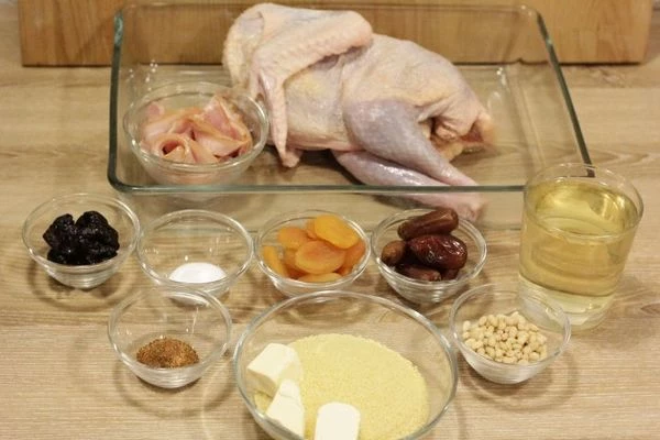 Тушку цесарки разморозить естественным способом на нижней полке холодильника. Промыть, обсушить бумажным полотенцем.