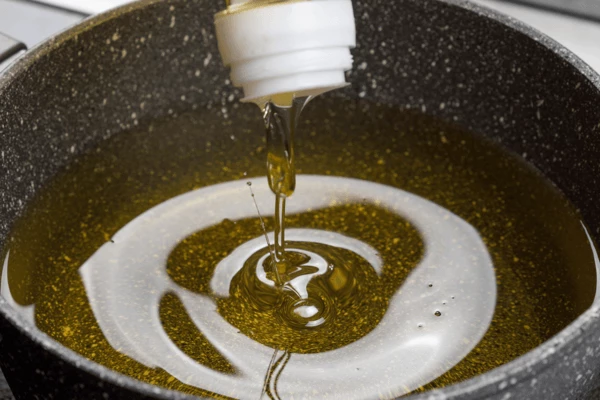 В глубокой кастрюле разогреть растительное масло до 180-185С.