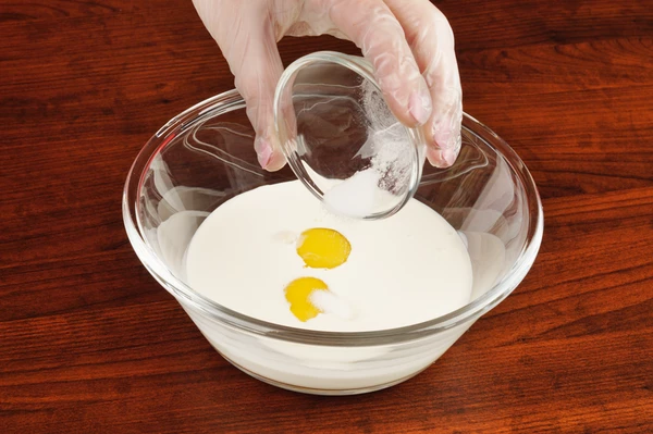 Подготовить заливку для киша: для этого смешать сливки, яйца и соль.