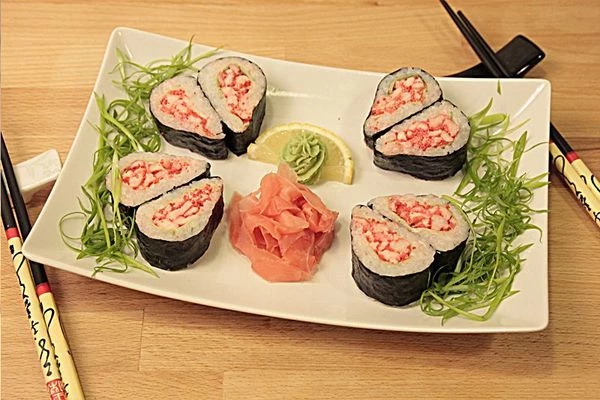 Размороженное мясо краба нужно смешать в тарелке с японским майонезом и икрой Тобико. Огурцы нарезаем очень тонкими пластинками.