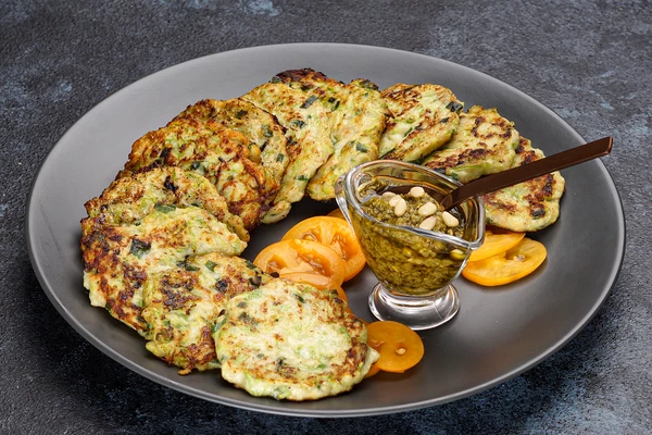 Подать с свежими овощами и соусом песто или сметаной - на Ваш вкус.