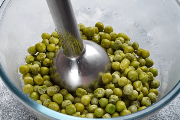 Затем пробить блендером до однородного состояния.