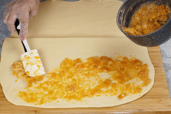 Смазать тыквенной начинкой.