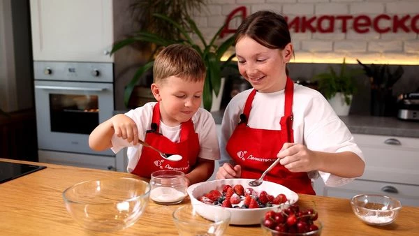 Засыпать сахаром и крахмалом.