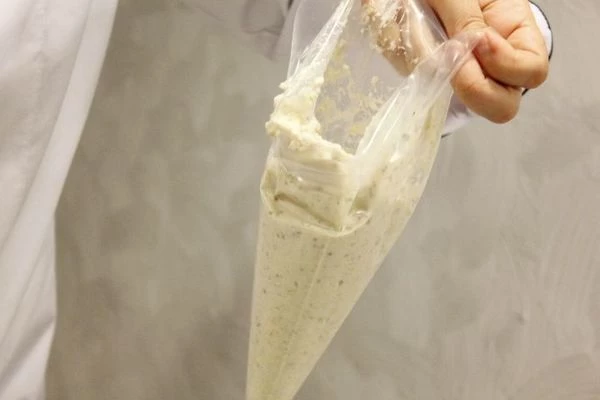 Переложить массу в кондитерский мешок с насадкой.