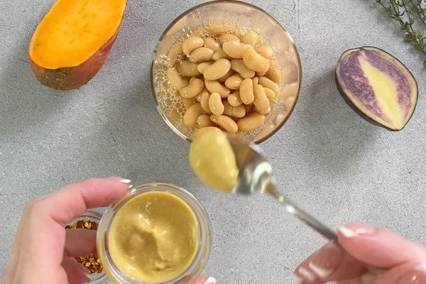 Для соуса в чашу блендера переложить фасоль, хлопья чили, листочки тимьяна, соль и сахар. Измельчить до однородной консистенции. 
