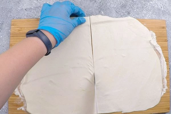  Готовое слоеное тесто раскатать толщиной примерно 5 мм.