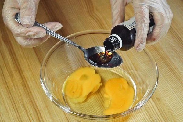  Отдельно взбить яйца и ванильный экстракт.