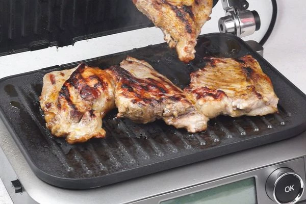  Замаринованное мясо обжарить на хорошо разогретой гриль поверхности или сковороде до румяной корочки и прозрачного сока мяса при протыкании (около 25-40 минут в зависимости от мощности оборудования и выбранного способа обжарки). В конце посолить и оставить в теплом месте.