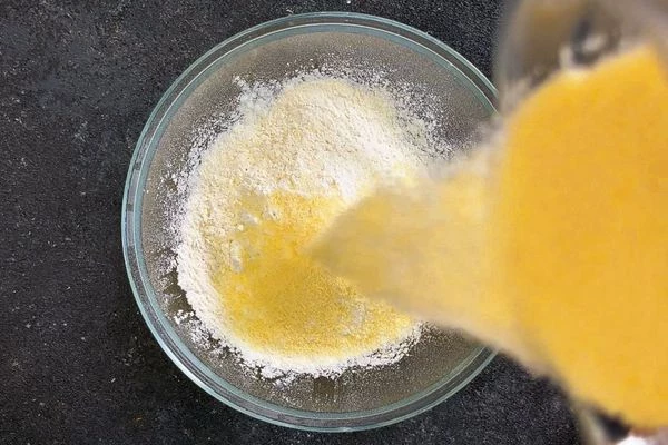 В другой емкости смешать муку с манной крупой.