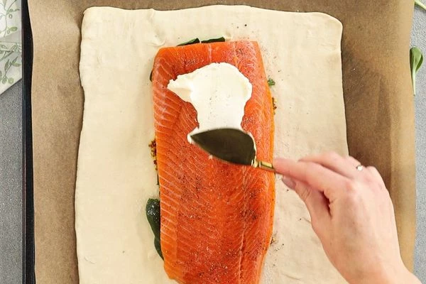 Творожный сыр распределить по филе. 