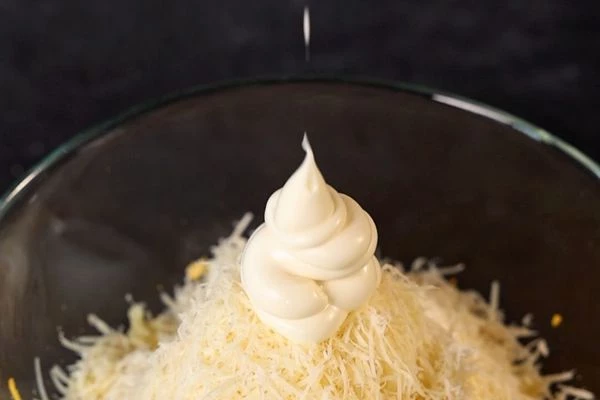 Яйца отварить, очистить, натереть на мелкой терке.
Сыр натереть на мелкой терке.
Чеснок очистить, натереть на мелкой терке.
Натертые яйца, сыр, чеснок и майонез смешать.